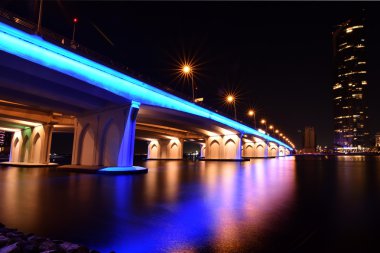 İş Körfez Köprüsü ve uzun pozlama, Dubai, Birleşik Arap Emirlikleri ile gece yürüyüş