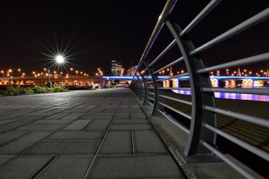 İş Körfez Köprüsü ve uzun pozlama, Dubai, Birleşik Arap Emirlikleri ile gece yürüyüş