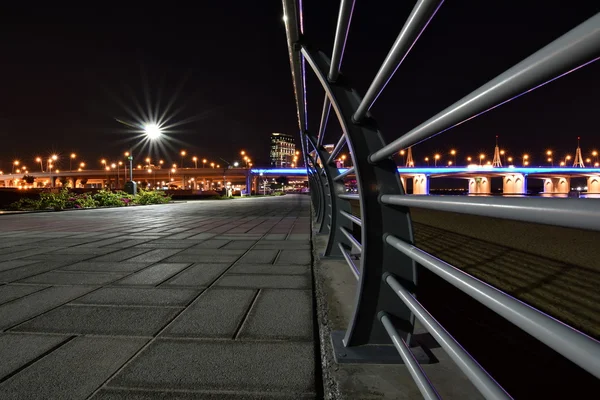 Business Bay Bridge e andar à noite com longa exposição, Dubai, Emirados Árabes Unidos — Fotografia de Stock