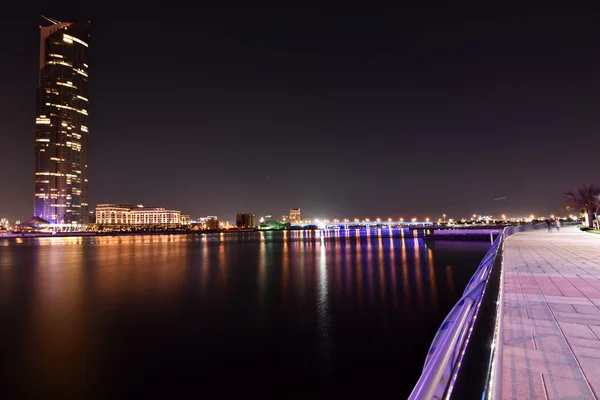 Business Bay Bridge e andar à noite com longa exposição, Dubai, Emirados Árabes Unidos — Fotografia de Stock