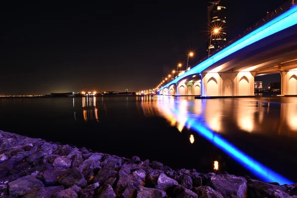 Business Bay Bridge a chůze v noci s dlouhou expozicí, Dubaj, Spojené arabské emiráty — Stock fotografie