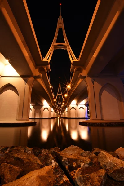 Business Bay Bridge y caminar por la noche con larga exposición, Dubai, Emiratos Árabes Unidos — Foto de Stock