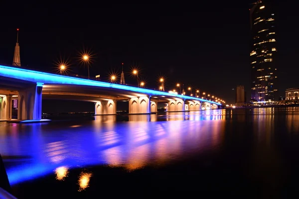 Business Bay Bridge e andar à noite com longa exposição, Dubai, Emirados Árabes Unidos — Fotografia de Stock