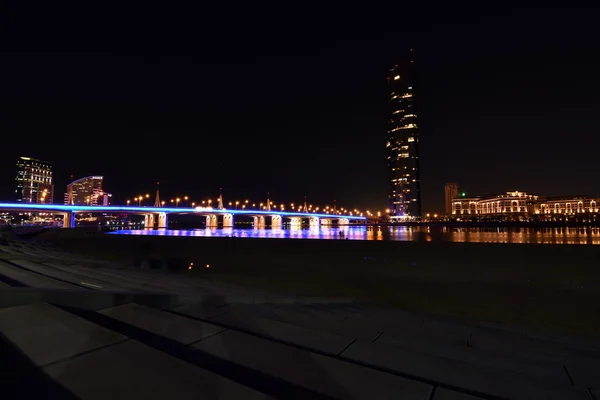 Business Bay Bridge en lopen at night met lange blootstelling, Dubai, Verenigde Arabische Emiraten — Stockfoto