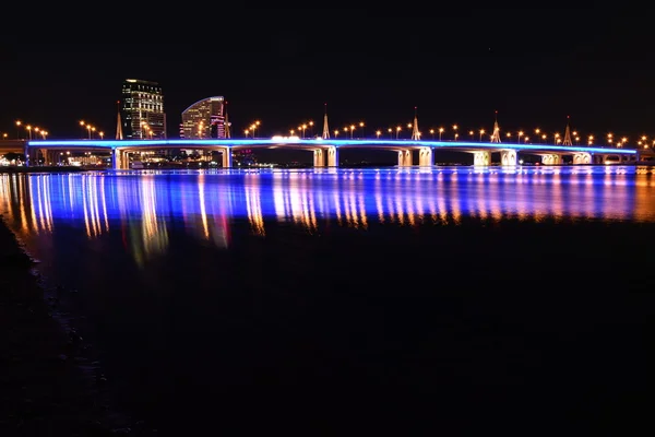 Business Bay Bridge e andar à noite com longa exposição, Dubai, Emirados Árabes Unidos — Fotografia de Stock