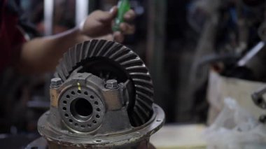 Otomatik tamirci araba arka dingillerini tamir eder ve tamir eder.