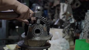 Otomatik tamirci araba arka dingillerini tamir eder ve tamir eder.