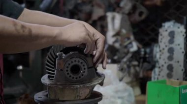 Otomatik tamirci araba arka dingillerini tamir eder ve tamir eder.