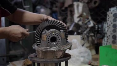 Otomatik tamirci araba arka dingillerini tamir eder ve tamir eder.