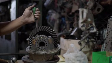 Otomatik tamirci araba arka dingillerini tamir eder ve tamir eder.