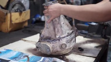 Otomatik tamirci araba arka dingillerini tamir eder ve tamir eder.