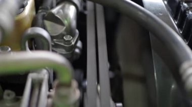 Motoru çalıştır, hava köprüsü kablosunu test et ve motoru çalıştır..