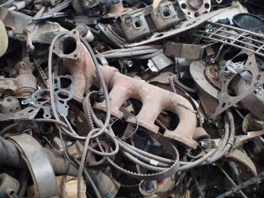 Araba parçaları yıpranmış ve değiştirilmiş.