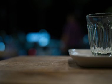 Sıcak Tayland çayı ve roti içecekleri bir gece dükkanında ışıklar ve bokeh.