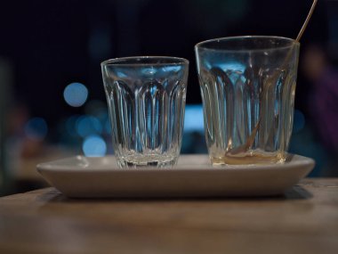 Sıcak Tayland çayı ve roti içecekleri bir gece dükkanında ışıklar ve bokeh.