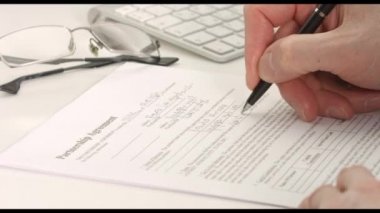 Bir sözleşme imzalamadan Office masada oturan işadamı