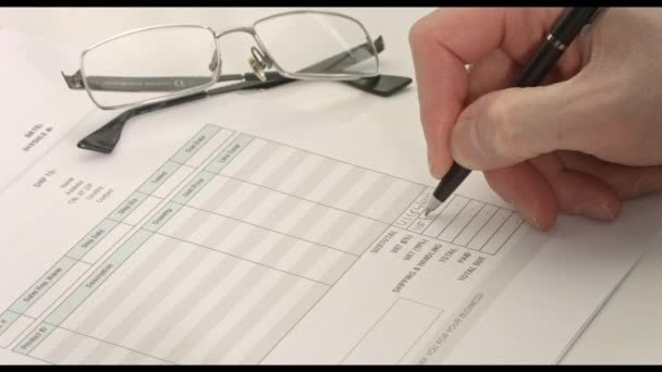 Άτομο χέρι με στυλό πλήρωση οικονομικό χαρτί — Αρχείο Βίντεο