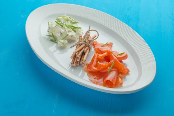 Filete de salmón ahumado aislado en plato con salsa —  Fotos de Stock