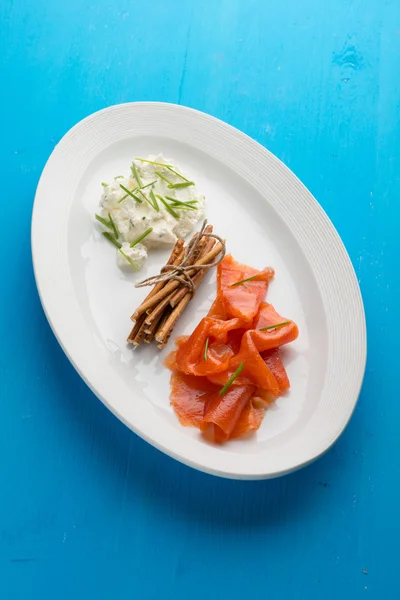 Rodajas de salmón ahumado en plato blanco —  Fotos de Stock