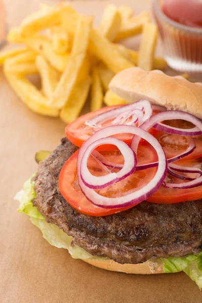 Delicioso hambúrguer e batatas fritas com molho ketchup — Fotografia de Stock
