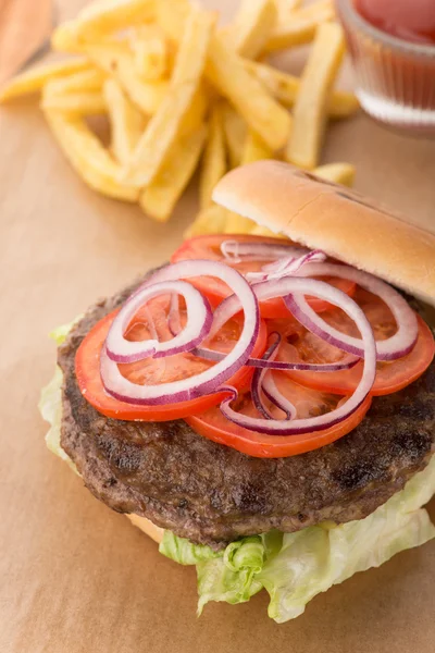 Hambúrguer aberto com batatas fritas e molho de ketchup — Fotografia de Stock