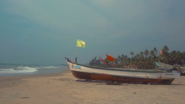 Barcos de pesca de madera en la playa — Vídeos de Stock