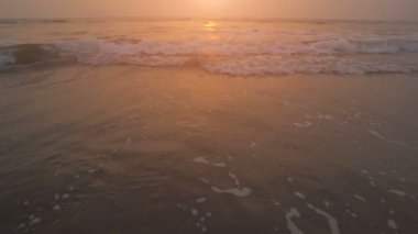 Renkli günbatımı okyanus plaj üzerinde