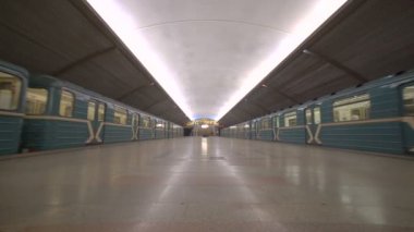 Moskova metro istasyonu iki geçen tren ile