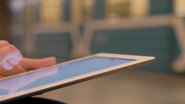Mulher usando Touchpad no subterrâneo — Vídeo de Stock