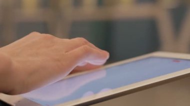 Kadın Touchpad metro istasyonunda kullanma