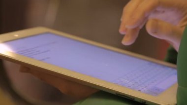 Kadın kullanarak Touchpad metro