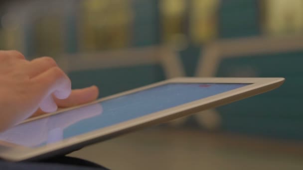 Mano femenina Uso de tablet en la estación de metro — Vídeo de stock