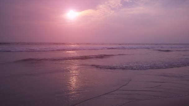 Prachtige zonsondergang op Ashwem beach in Goa — Stockvideo