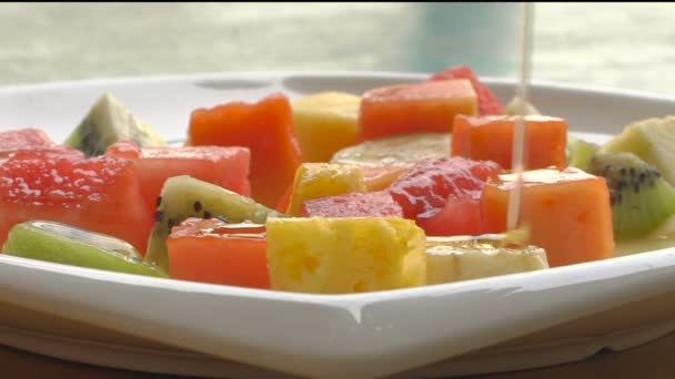 健康的自制水果沙拉配蜂蜜 — 图库视频影像