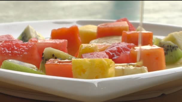 Gezonde zelfgemaakte fruitsalade met honing — Stockvideo