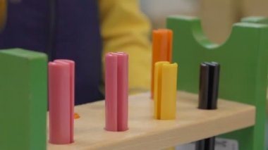 Küçük çocuk oyuncak çekiç ile