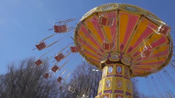 Carrousel van de kinderen in het park over blauwe hemel — Stockvideo