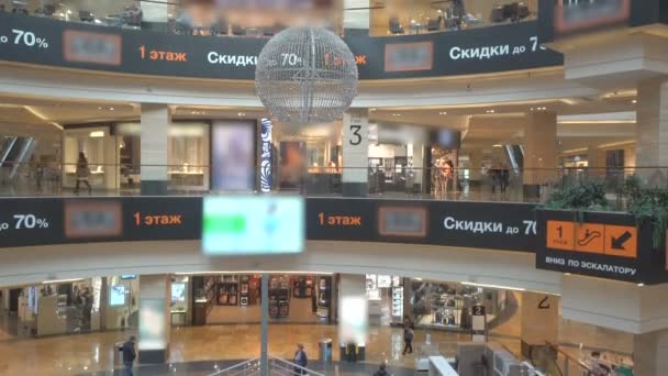 Caminar a la gente en el centro comercial recién abierto — Vídeo de stock