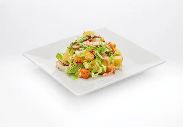 Salada de legumes de verão fresco com torrada — Fotografia de Stock