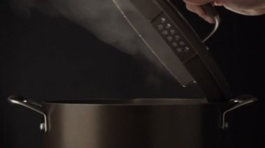 Kapak pot buhar üzerinde yükselterek el