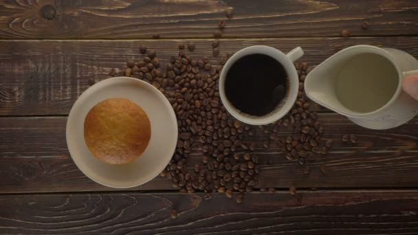 Мужская рука заливки сливки в свежеваренный кофе чашку — стоковое видео