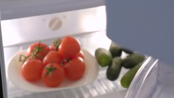 Koelkast met groenten en fruit — Stockvideo