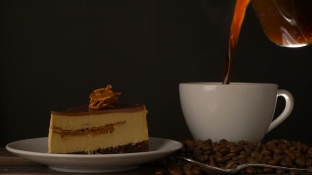 Tasse de café avec gâteau au fromage savoureux — Video