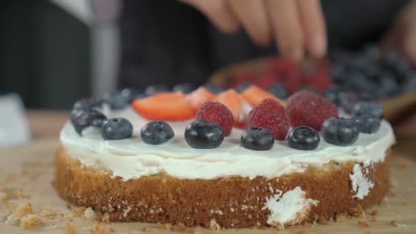 Mulher cozinhar bolo de baga e biscoito de decoração com framboesas — Vídeo de Stock