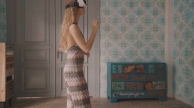 sanal gerçeklik kulaklık evde ile genç kadına görünmez bir şey dokunmak