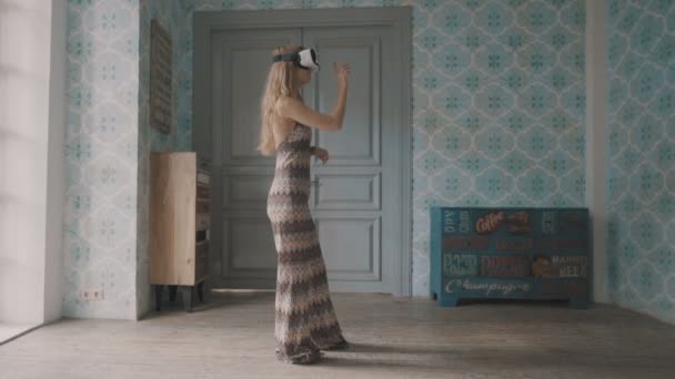 Jeune femme avec casque de réalité virtuelle à la maison loft toucher quelque chose d'invisible — Video