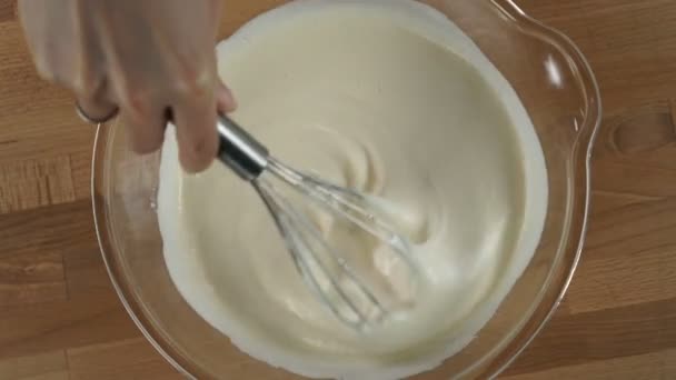 Ženská ruka míchání smetany a vajec pro vaření dezert — Stock video