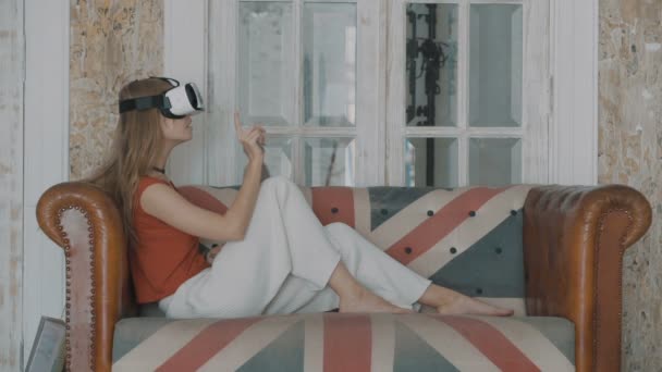 Jonge vrouw met met Vr apparaat thuis raken iets onzichtbaar — Stockvideo