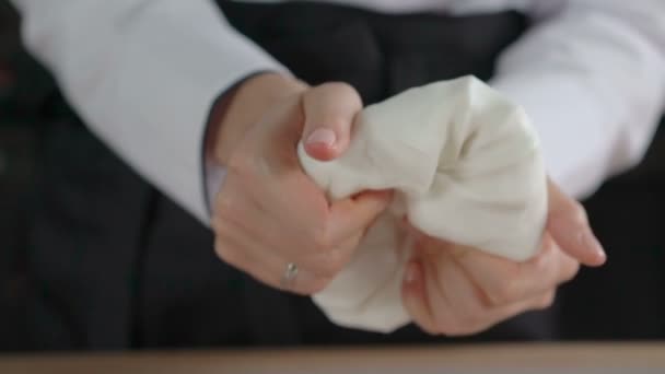 Женские руки месят сахарную мастику для приготовления десерта — стоковое видео