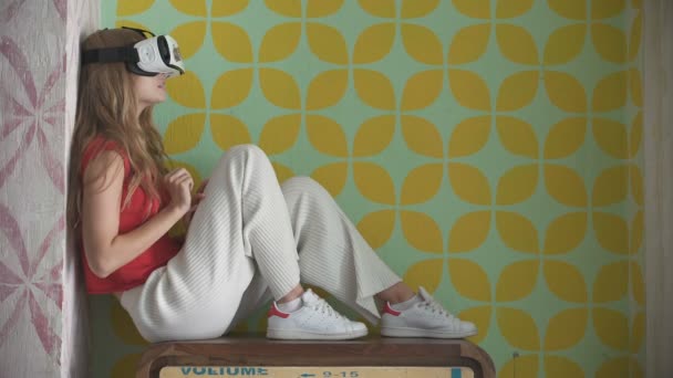 若い女性円周バーチャルリアリティ ヘッドセット自宅に触れる何か目に見えない — ストック動画